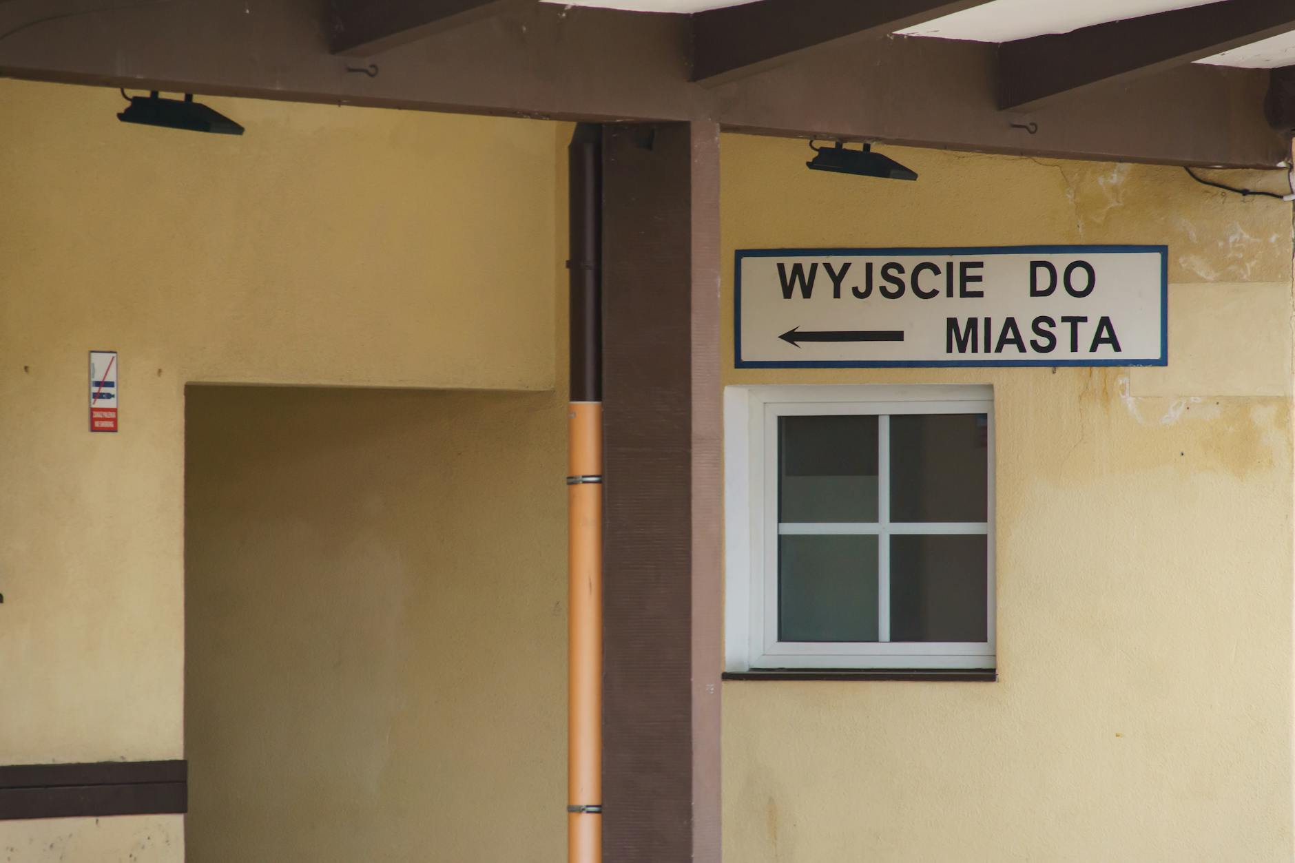 Ilustracja symbolizująca kolejkę do lekarza w Wojcieszowie, przedstawiająca długi czas oczekiwania do specjalistów NFZ.