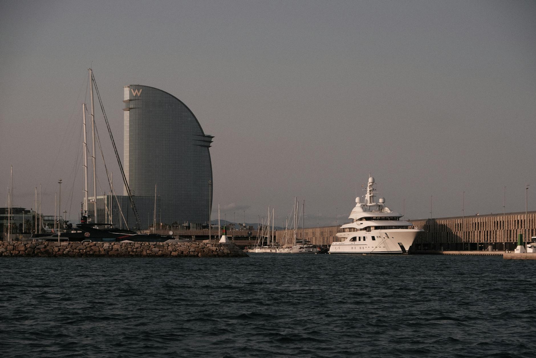 Malowniczy krajobraz Gór Kaczawskich w okolicach Wojcieszowa podczas wiosny.