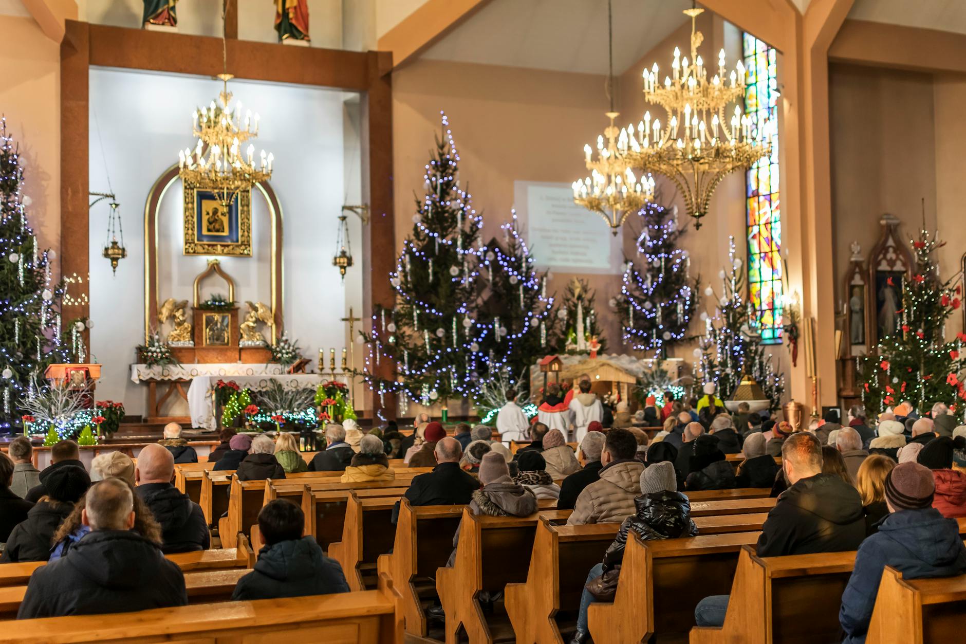 Flaga Polski powiewająca na tle nieba podczas obchodów Święta 3 Maja w Wojcieszowie
